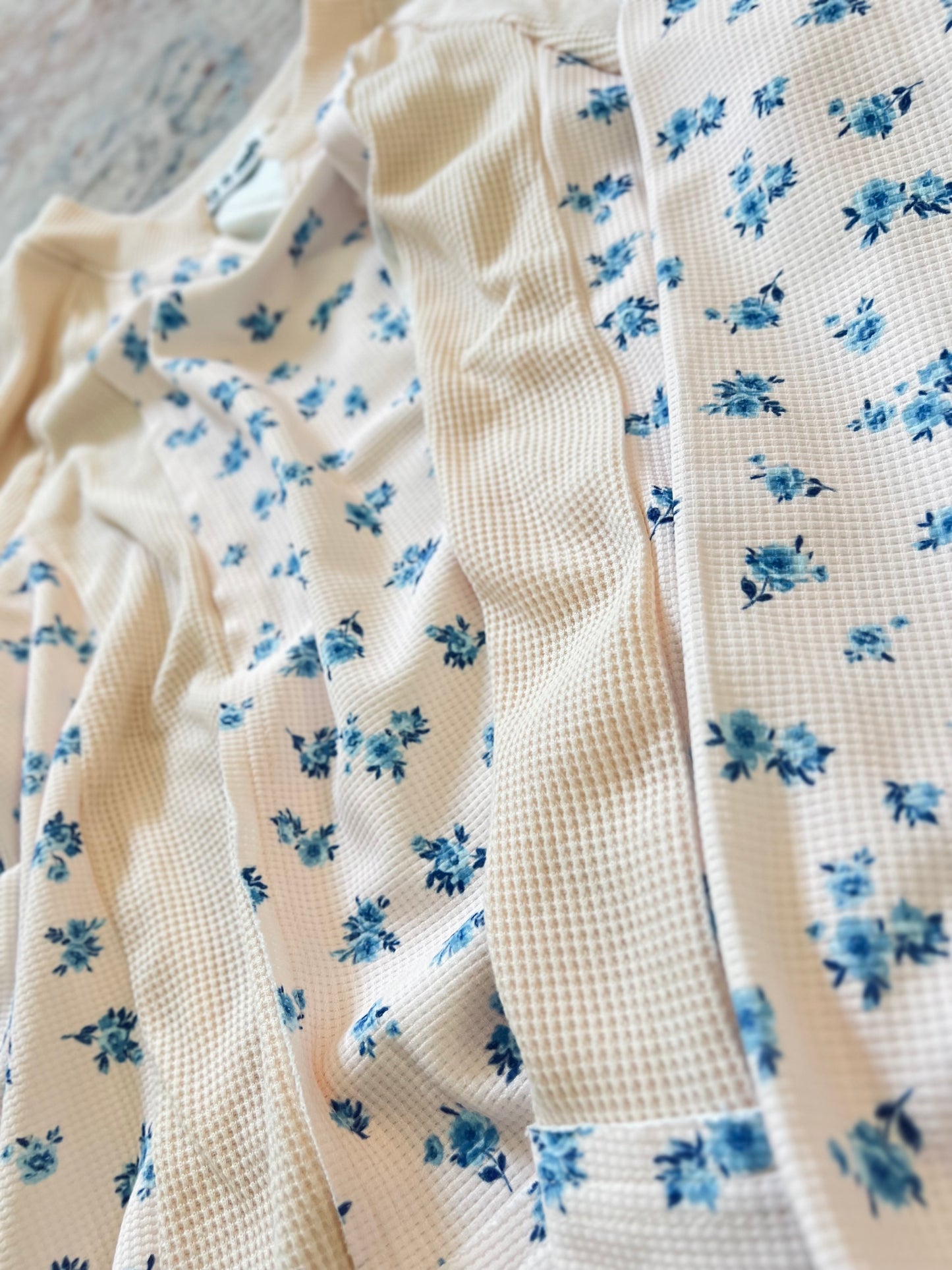 *free ship today* Floral Baby Blues Top